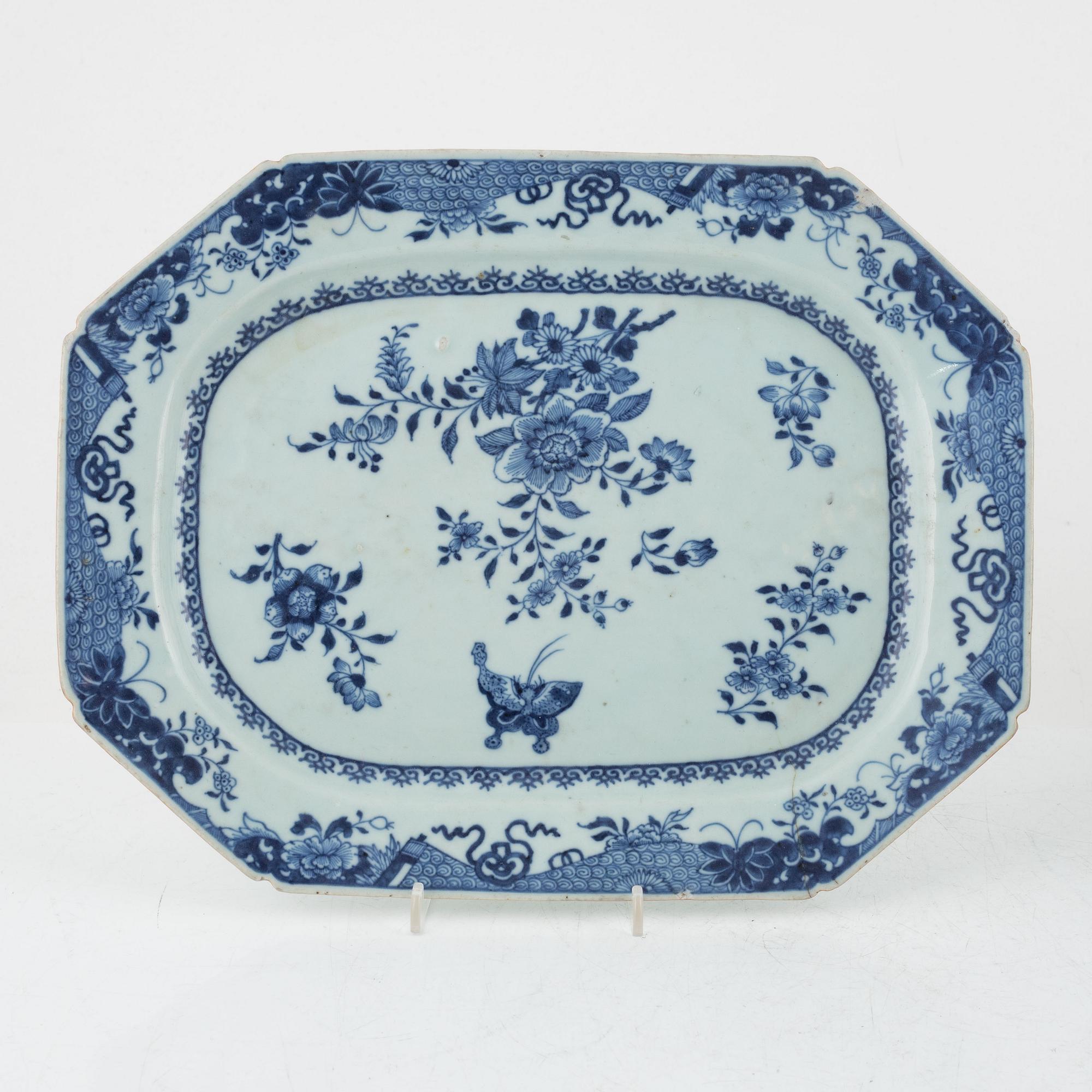 Terrin med lock och fat, porslin, Kina, Qingdynastin, Qianlong (1736-95).