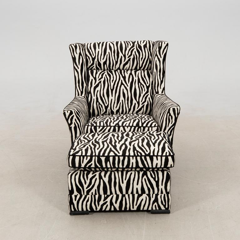 Fåtölj med fotpall 1900-talets andra hälft.