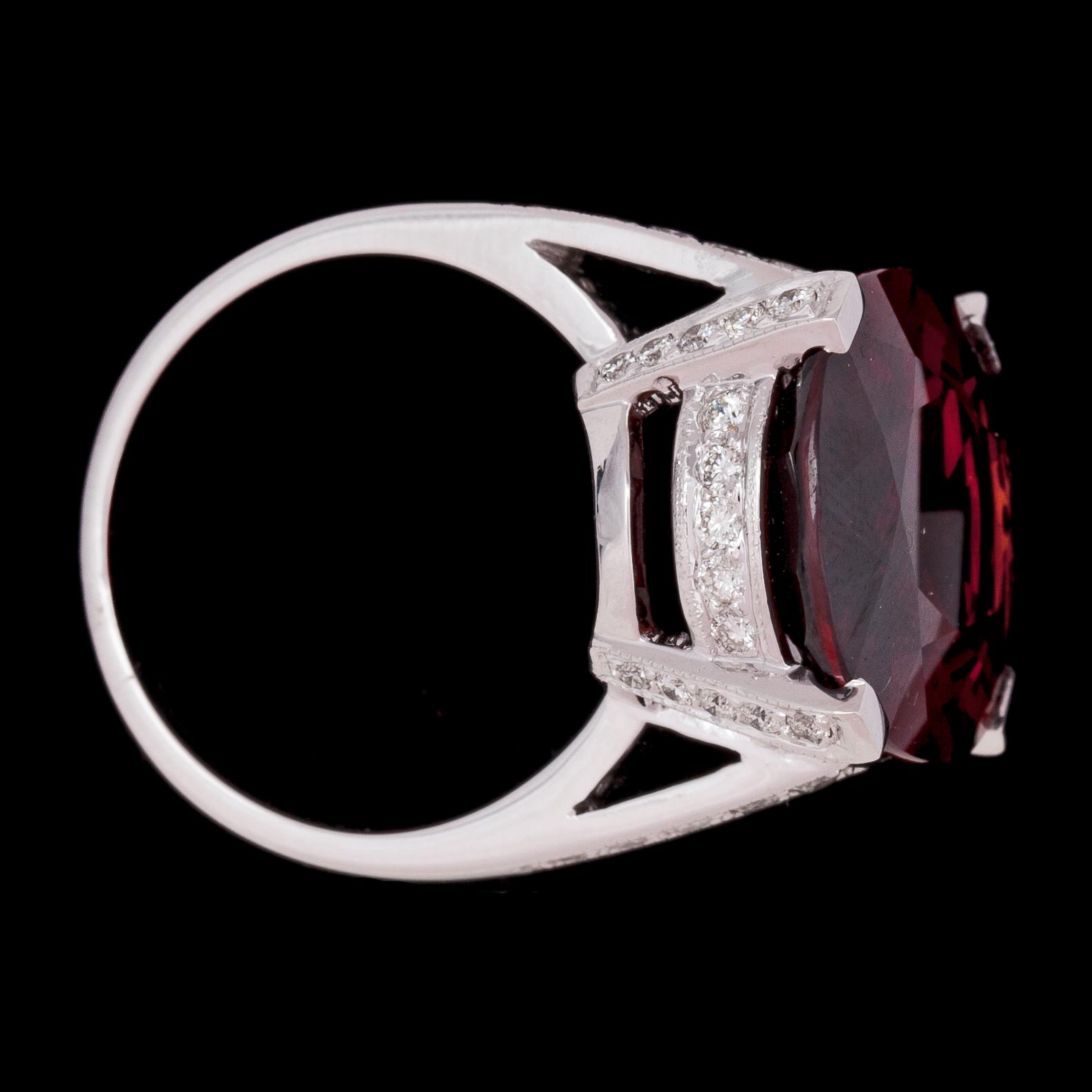 RING, oval faceted spessartite garnet, 18.90 cts, and brilliant cut diamonds, tot. 0.77 cts.