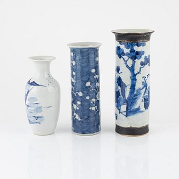 Three Chinese porcelian vases, early 20th Century.