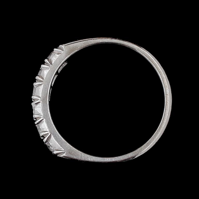 RING, 18k vitguld med 6 briljantslipade dia tot ca 0,55ct enl grav. Hellström & Åhrling, Stockholm, 1973. Tot.vikt 4,9g.