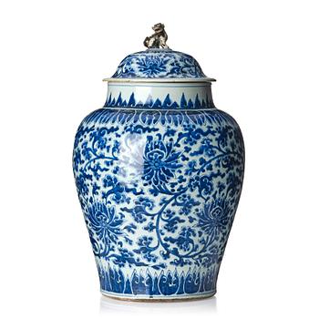 1095. A blue and white lotus jar with cover, Qing dynasty, Kangxi (1662-1722).