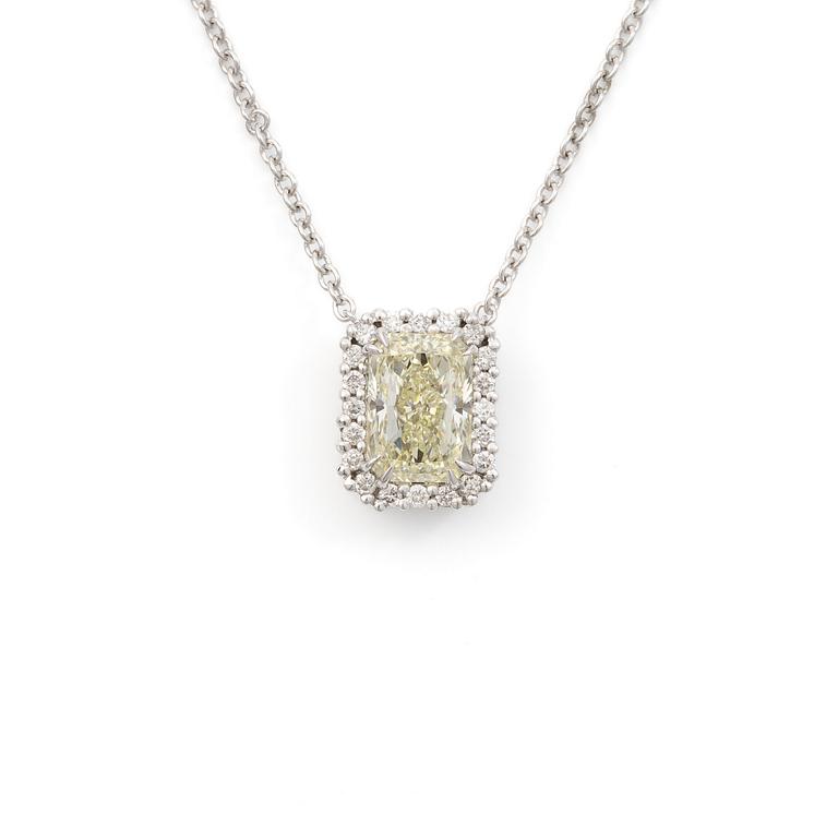 Necklace 18K white gold with a faceted diamond, accompanied by GIA report.