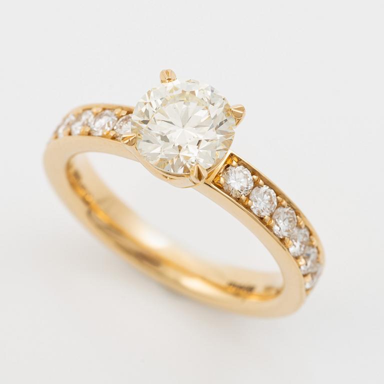Ring 18K gold with brilliant-cut diamonds.
