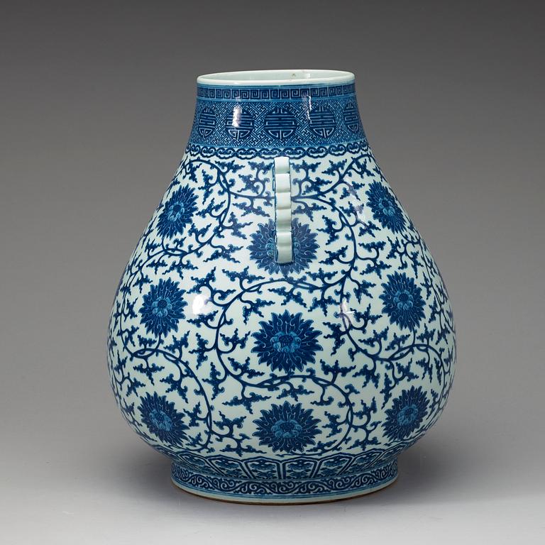 VAS, porslin. Mingform (hu). Qing dynastin (1644-1912) med Qianlongs sigillmärke.