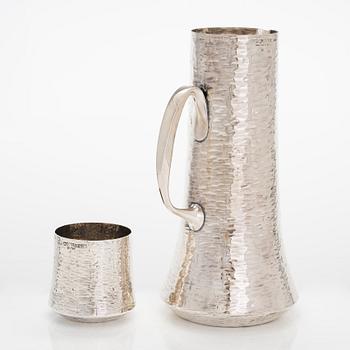 Tapio Wirkkala, tillbringare och bägare, silver resp. sterlingsilver, Kultakeskus, Tavastehus, 1981 och 1970.