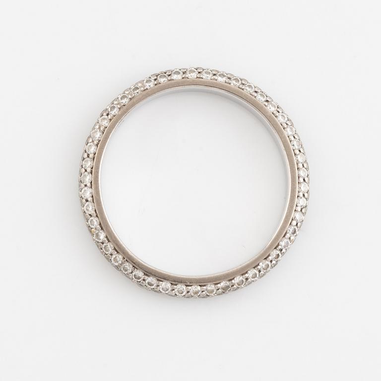 An Engelbert ring "Petite Pavé".
