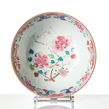 A famille rose bowl, Qing dynasty, Qianlong (1736-95).