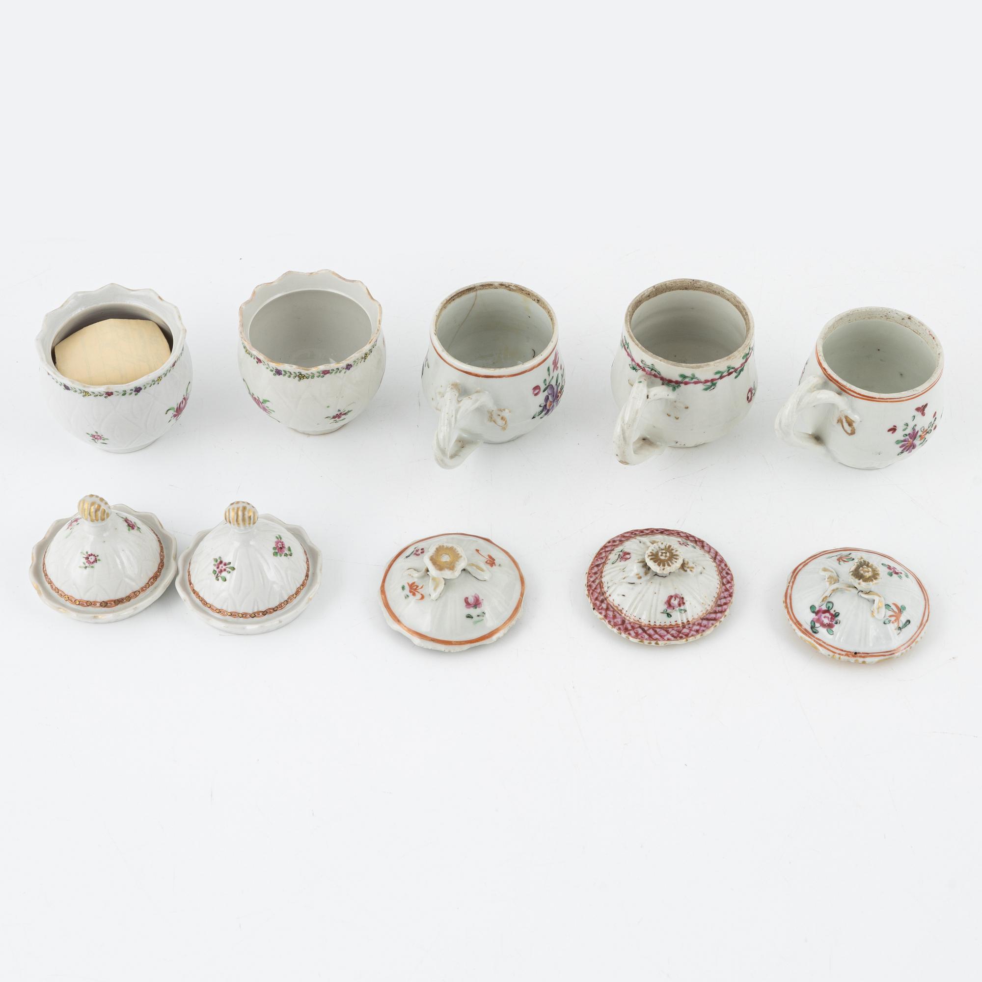 A matched set of 6 Chinese Export custard cups with covers and a cup, Qing dynasty, 18th Century.