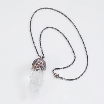 HÄNGE MED KEDJA, 14K vitguld, silver, bergskristall, diamanter och flerfärgade safirer.