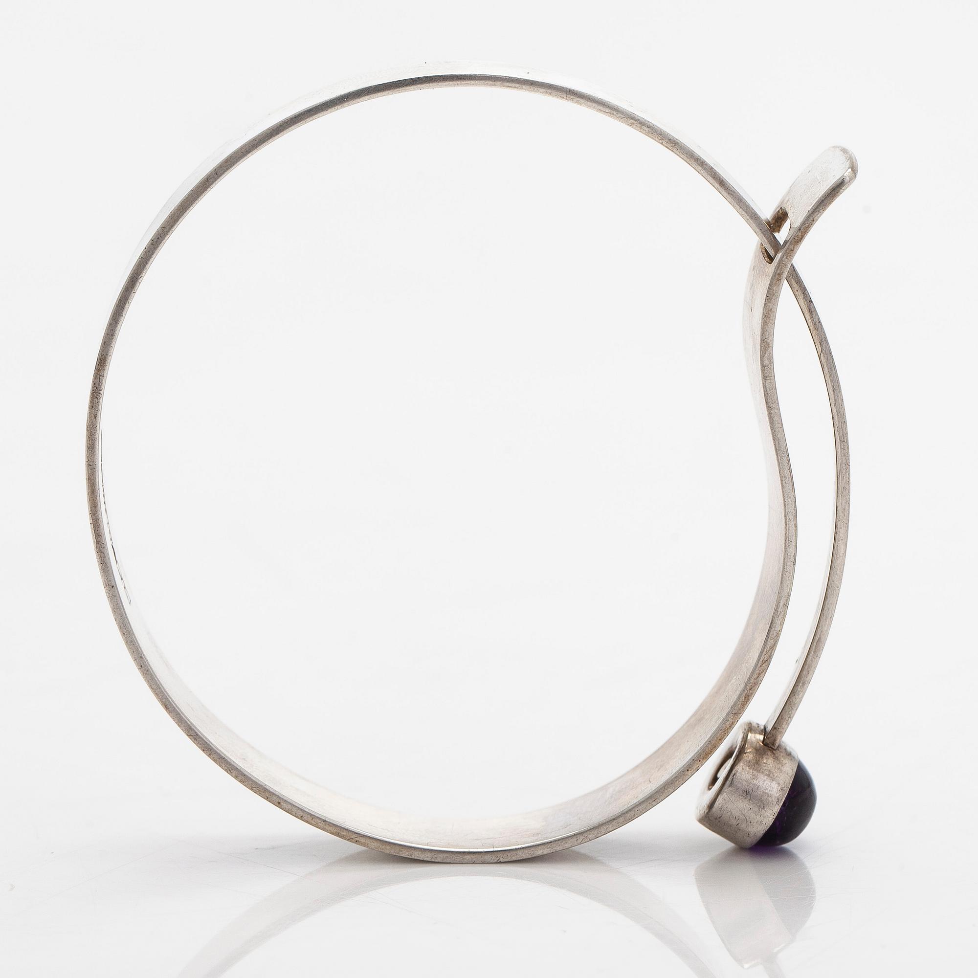 Elis Kauppi, rannekoru, hopeaa ja ametisti. Kupittaan Kulta, Turku 1959.