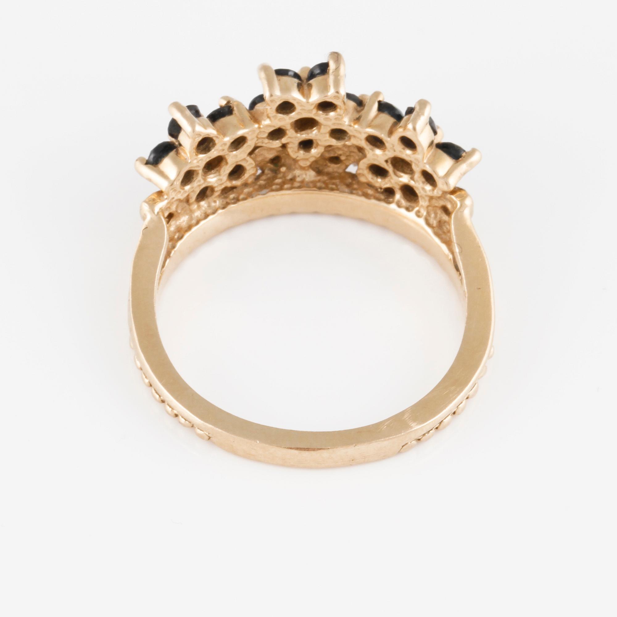 RING, 14K guld med sju briljantslipade diamanter samt femton blå safirer. Vikt 4,5 gram.