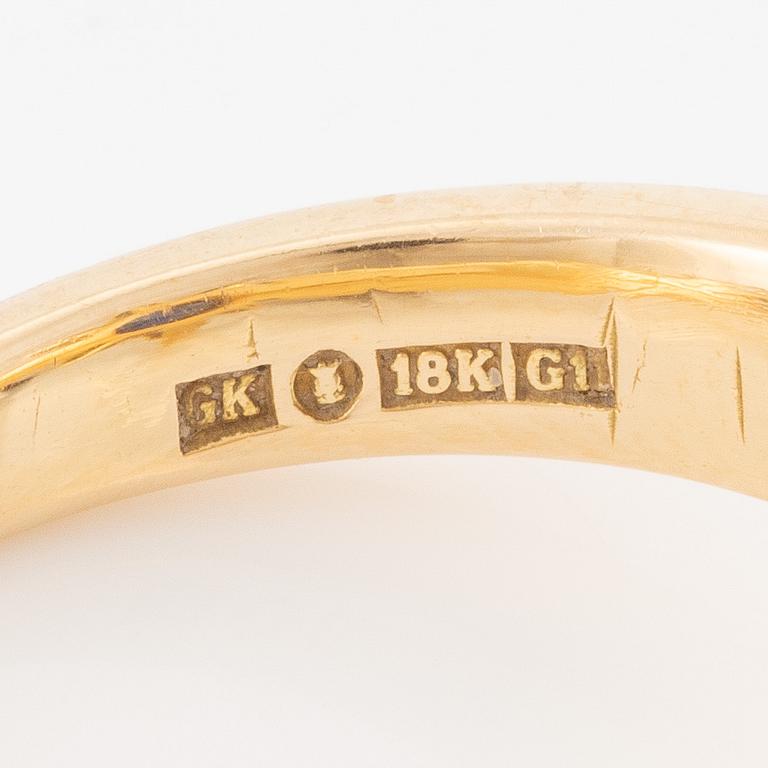 Ring 18K guld med en fasettslipad safir och runda briljantslipade diamanter.