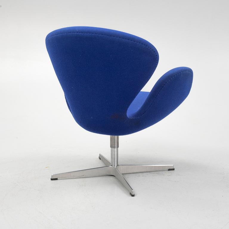 Arne Jacobsen, armchair, "The Swan", Fritz Hansen, Denmark.