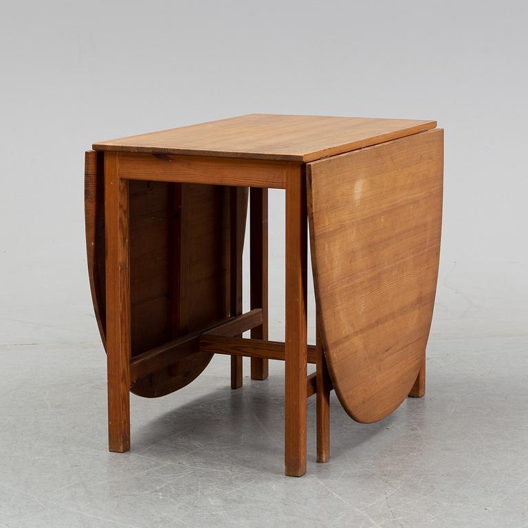 A pine gate leg table, end of the 20th Century.