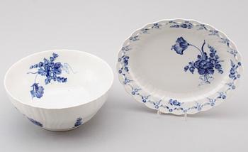 SKÅL samt FAT, porslin, "Blå blomst", Royal Copenhagen.