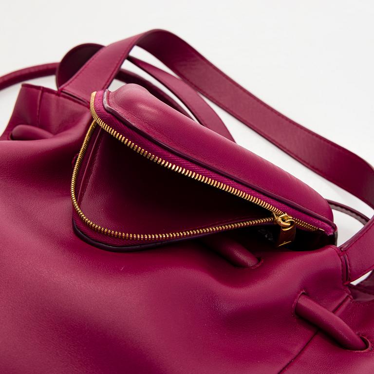 Bottega Veneta, a "Beak" bag.