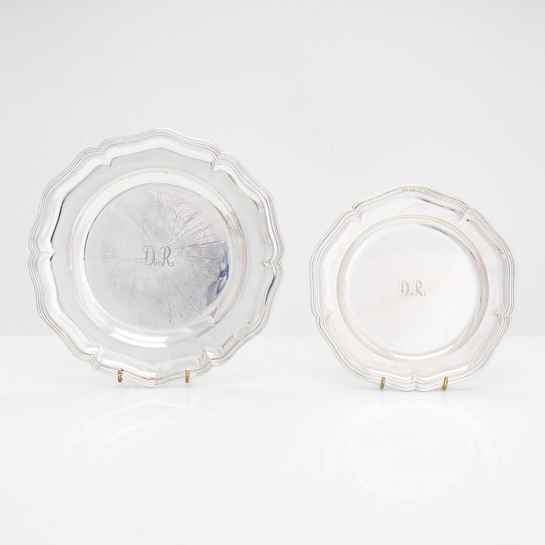 Uppläggningsfat, 4 st, och skålar, 2 st, silver, svenska, danska och finska stämplar 1918-1948, samt försilvrad coaster.