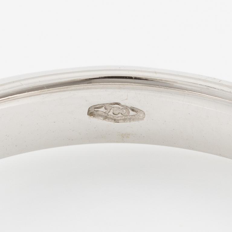 Solitaire ring in 18K white gold with brilliant-cut 
diamond.