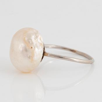 An 18K white gold ring set with a pearl, most likely natural.