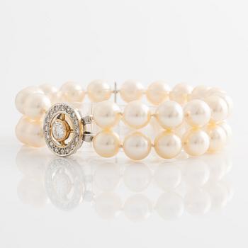 A cultured pearl bracelet.