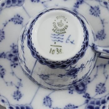 SERVISDELAR, 61 delar, porslin, "Musselmalet", Royal Copenhagen, 1900-talets andra hälft.