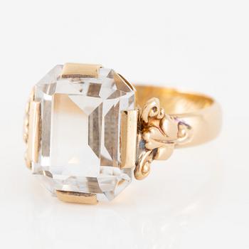 Ring, 18K guld med syntetisk vit spinell, skena stämplad Göteborg 1897.