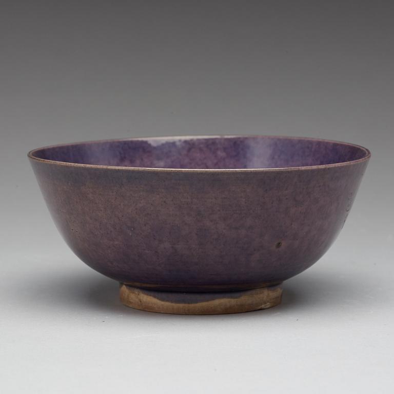 A purple bowl, Qing dynasty, 17th Century with Hongzhis six character mark.