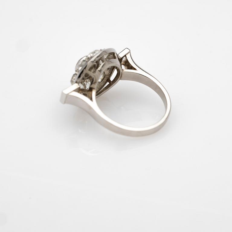Ring, 18K guld med briljanter.