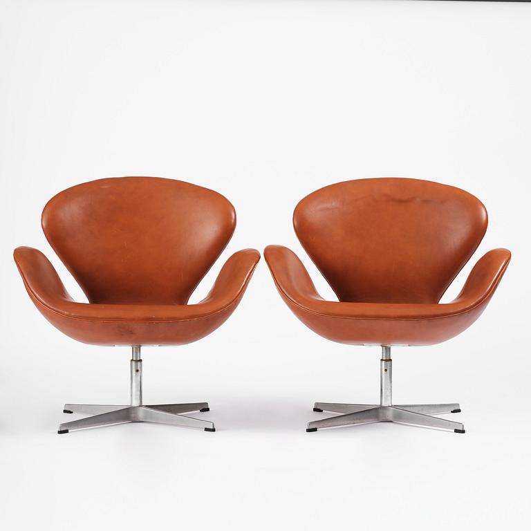 Arne Jacobsen, fåtöljer, ett par, "Svanen", Fritz Hansen, Danmark, 1980.
