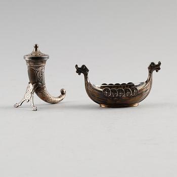 SALTKAR, 2 st, sterlingsilver, Norge. Total vikt utan glasinsats ca 36 g. .