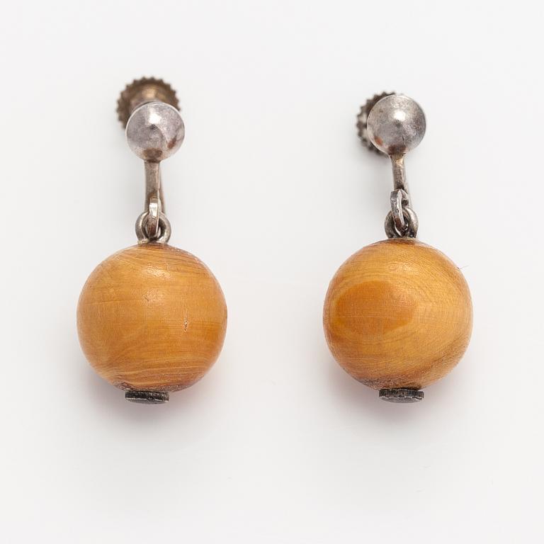 Kaija Aarikka, A necklace, a paid of earrings and a brooch made of silver and wood. Finland.