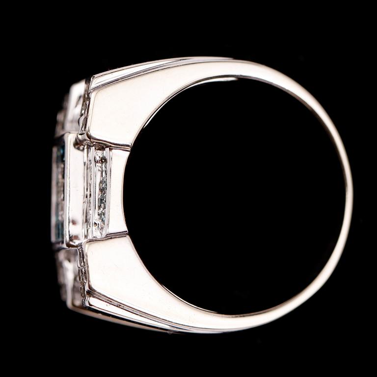 RING, 14 k vitguld, med blå och vita princesslipade diamanter ca 1.25 ct. Total vikt ca 14,4 gram.