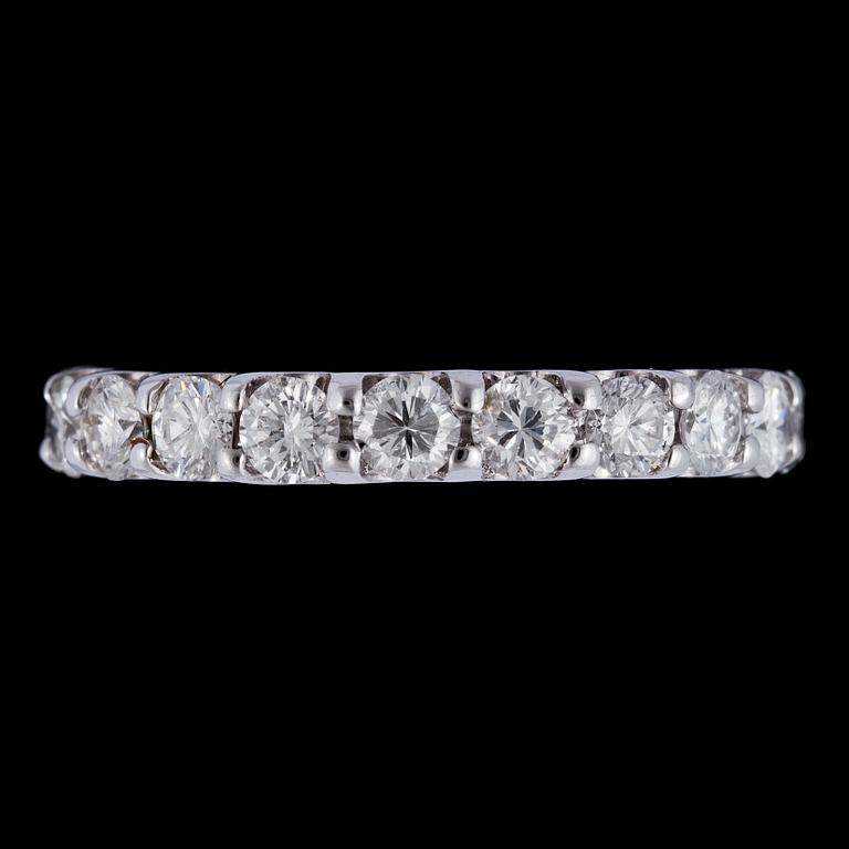 A brilliant cut diamond eternity ring, tot. app. 2 cts.