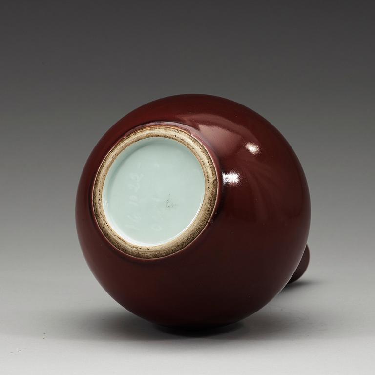 A 'sang de boeuf' glazed vase, Qing dynasty (1644-1912).