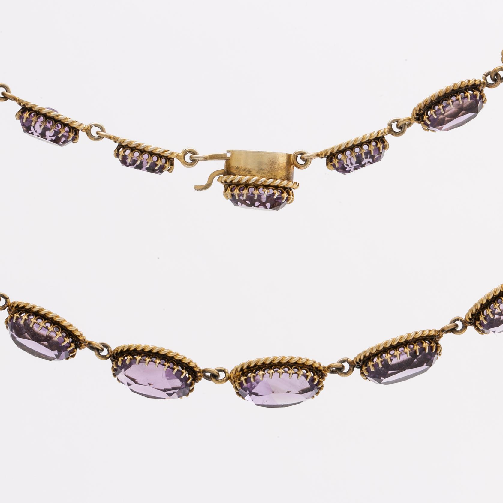 GARNITYR, förgyllt silver med ametister o orientalpärlor, collier, armband och brosch.