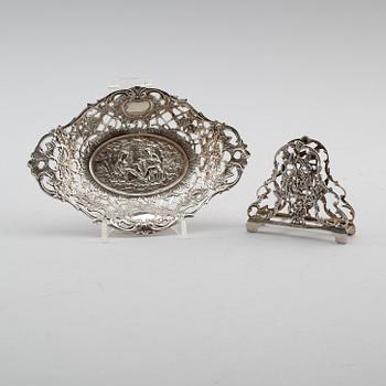 SKÅL OCH SERVETTHÅLLARE, silver, rokokostil, 1900-talets första hälft. Vikt ca 173 gram.