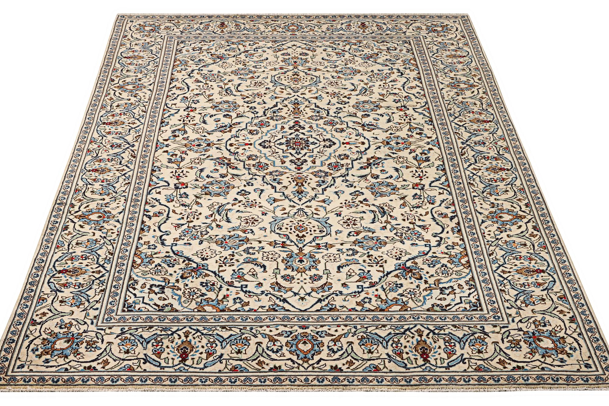 A Kashan carpet, c. 290 x 197 cm.