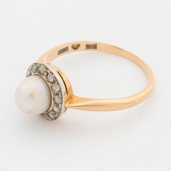 RING and EARRINGS 18K gold with cultured pearls and rose-cut diamonds. Screw fittings.