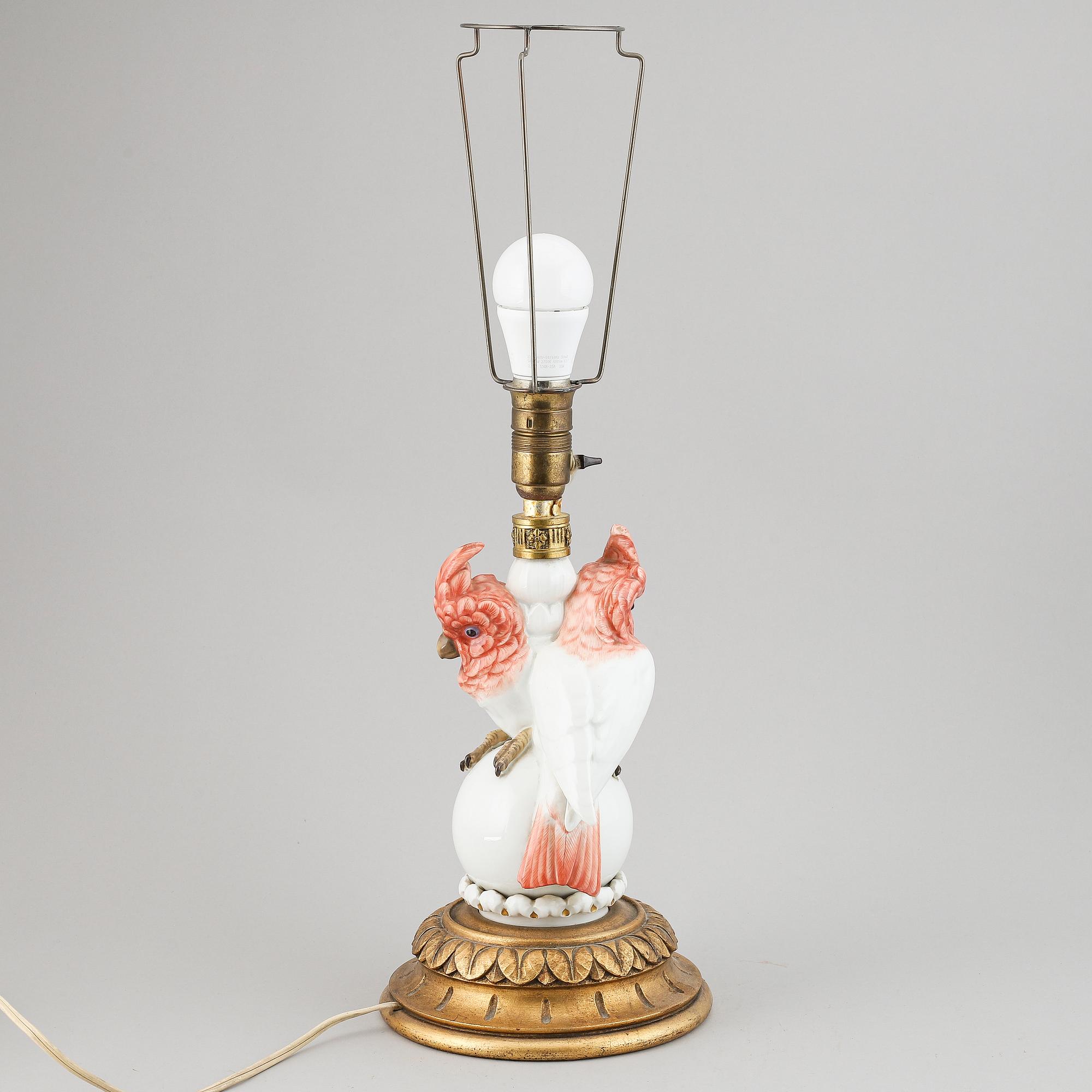 A German porcelain and wooden table lamp, 1930/40s.