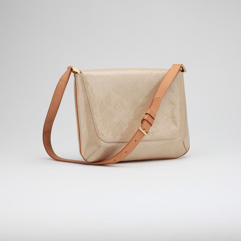 LOUIS VUITTON, a beige Monogram Vernis "Thompson Street" shoulder bag.