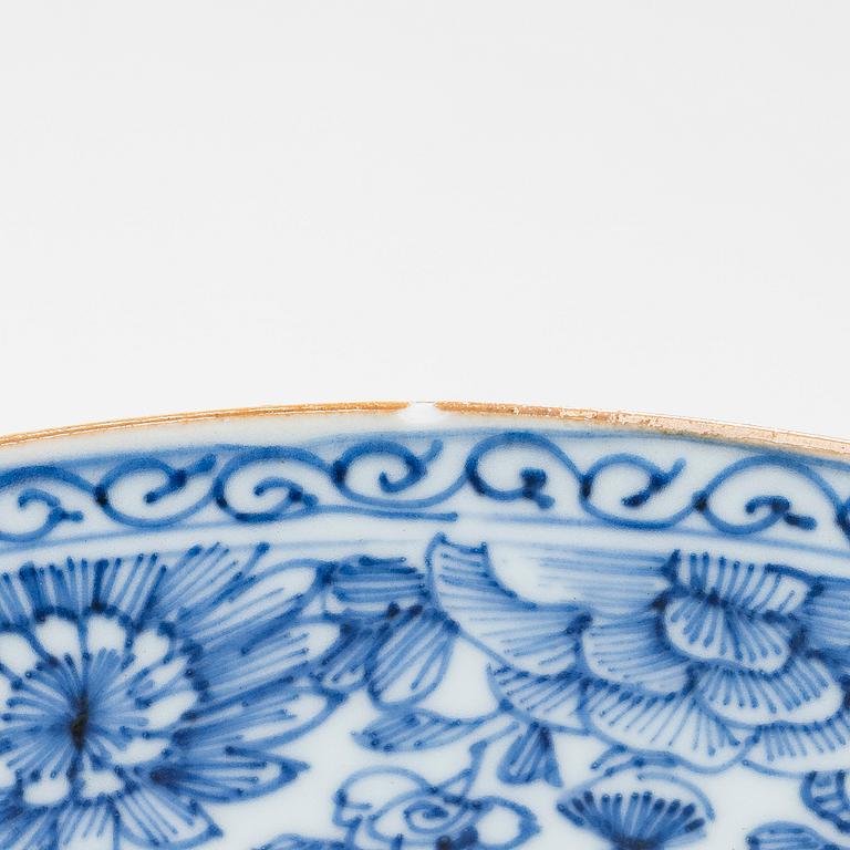 A Chinese 18th-century porcelain decorative dish, Qianlong (1736-95)..