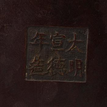 TRIPOD, brons. Qing dynastin (1644-1912), med Xuande sex karaktärers märke.