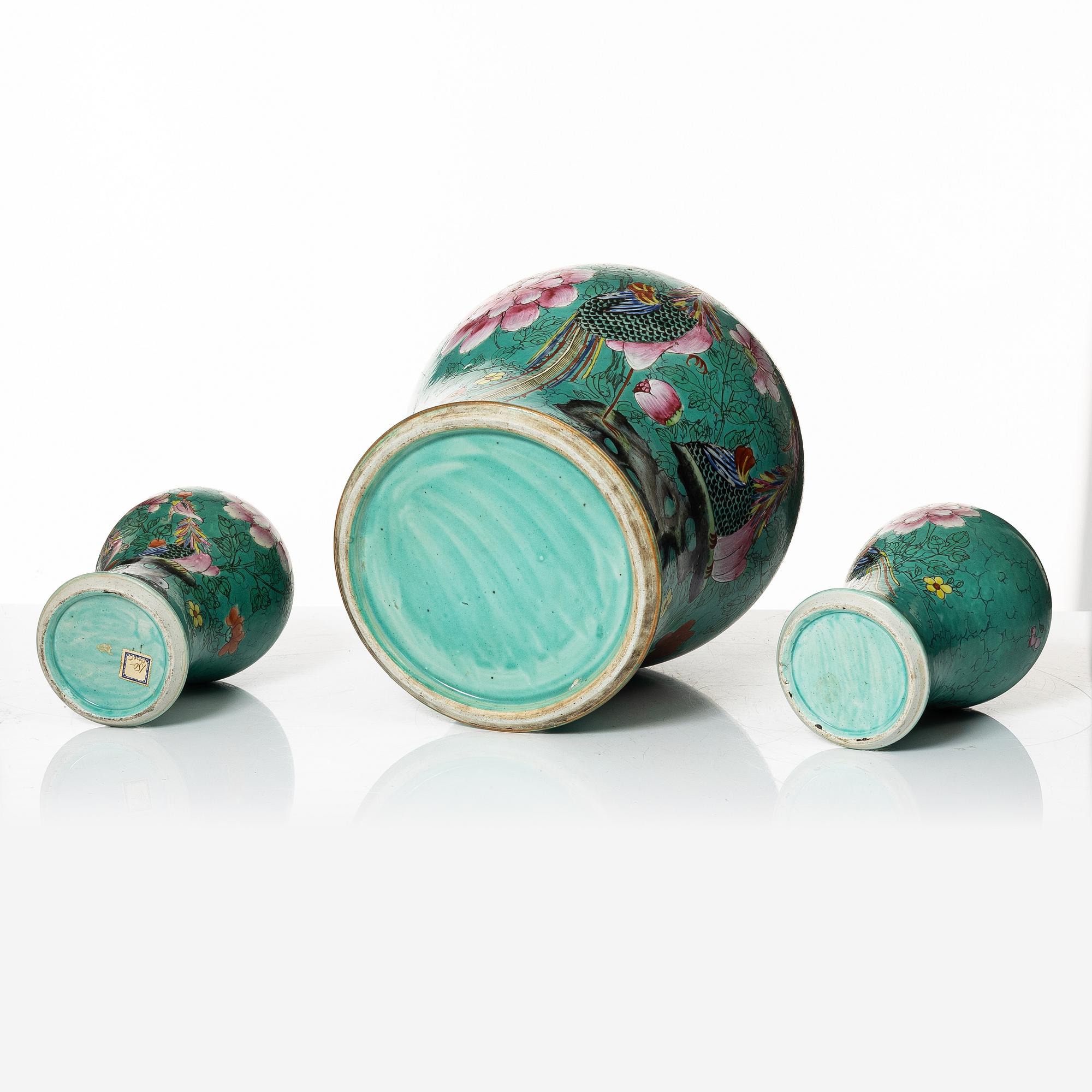 A three-piece garniture, Qing dynasty, 19th century.