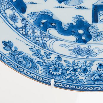 A Chinese 18th-century porcelain decorative dish, Qianlong (1736-95)..