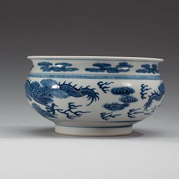 A blue and white censor with dragons chasing the flaming pearl. Qing dynasty, 19th Century.