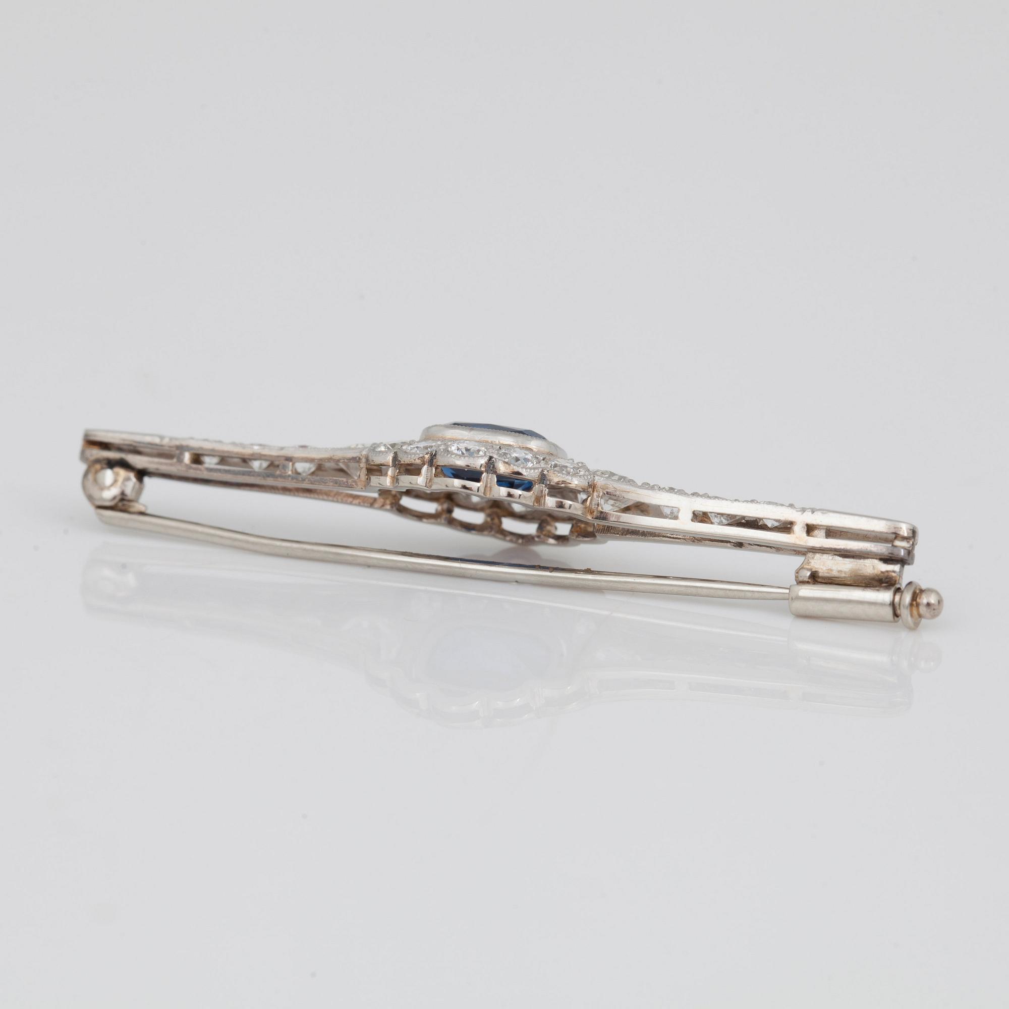 BROSCH med briljantslipade diamanter samt safir.