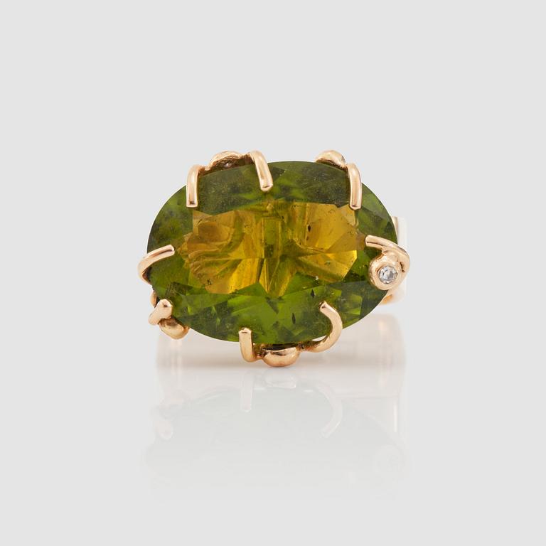 RING med peridot samt åttkantsslipade diamanter.