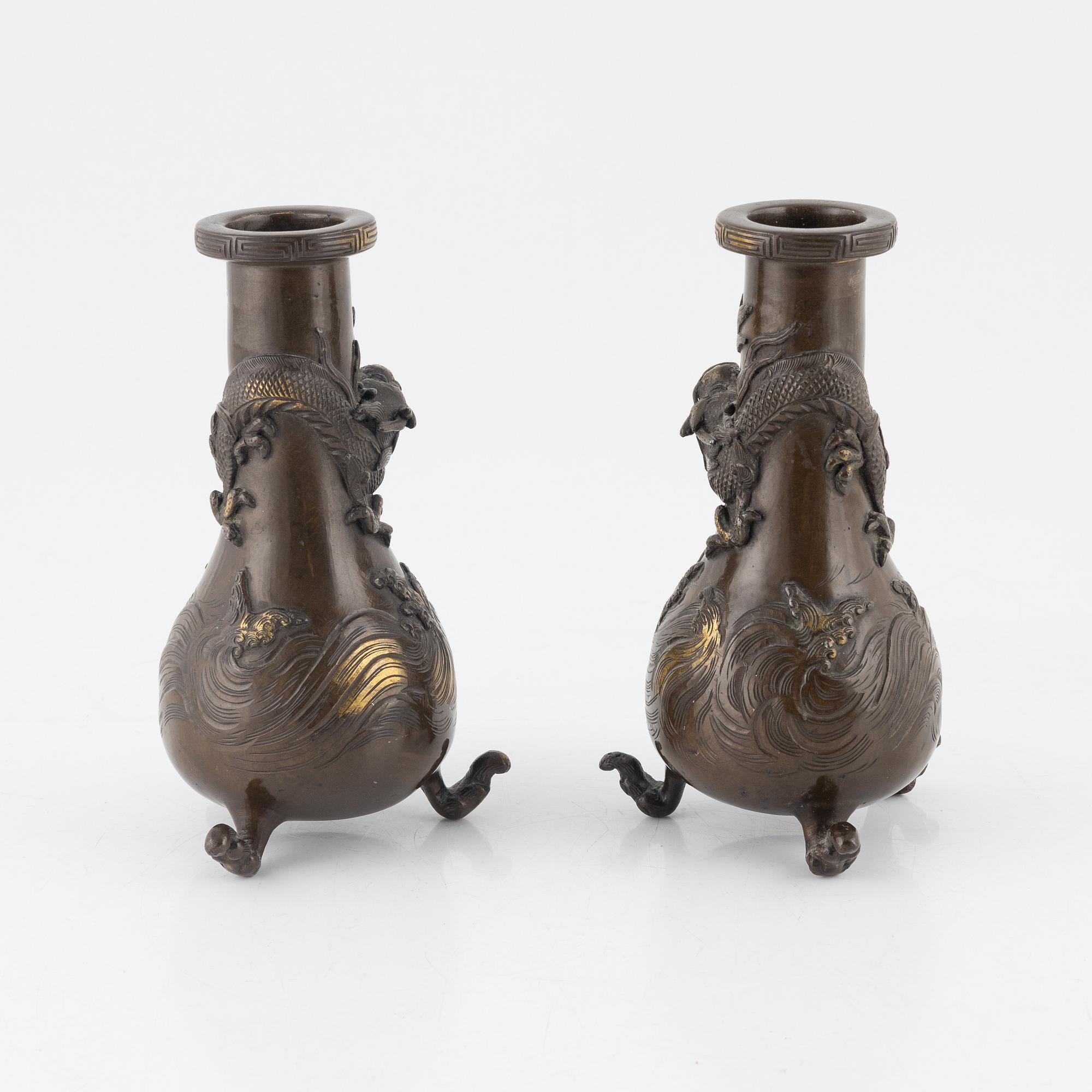Vaser, ett par, brons, Japan, Meiji (1868-1912). Signerade.