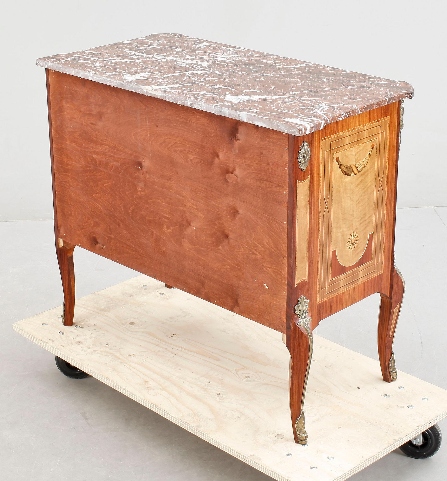 BYRÅ, gustaviansk stil, omkring 1900-talets mitt.